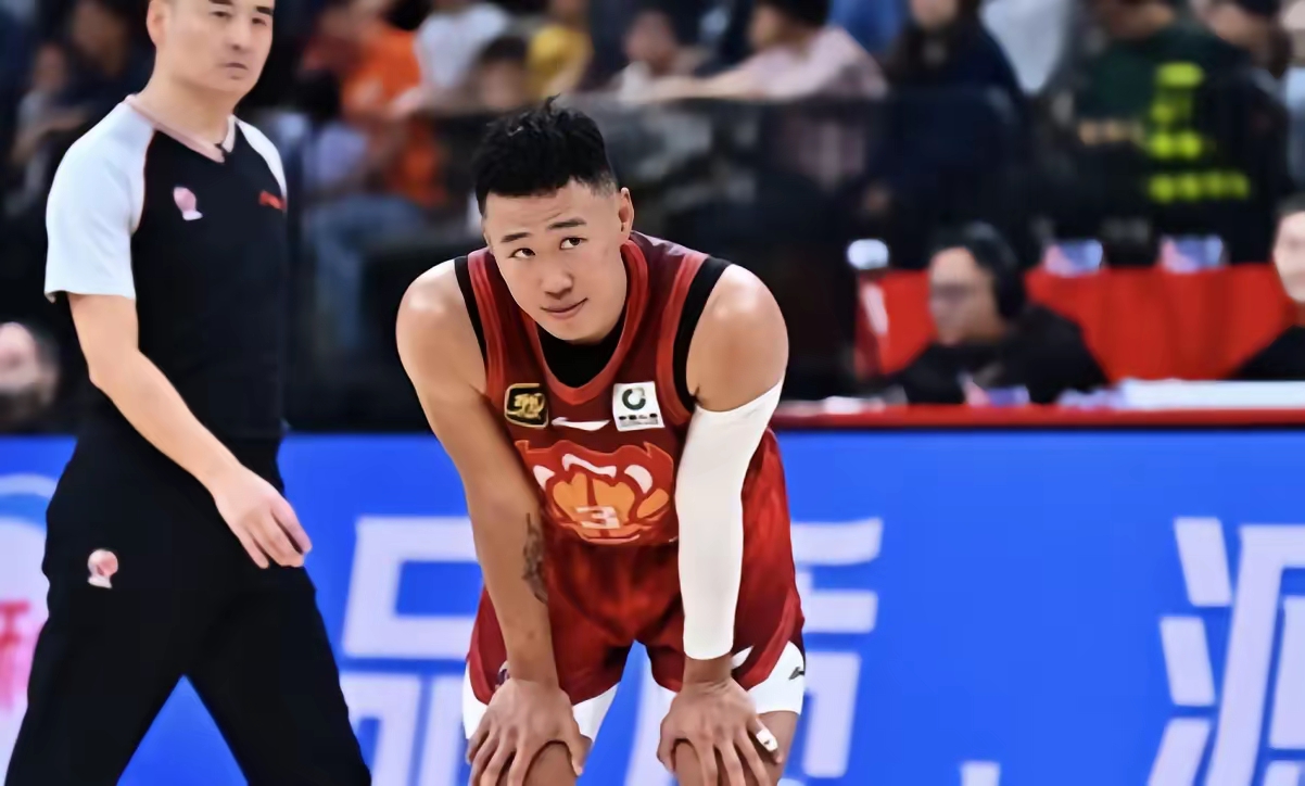 金年会官网首页-深圳男篮发布备战花絮，赛后刷新队史纪录，荷甲任务艰巨，医务组通报恢复